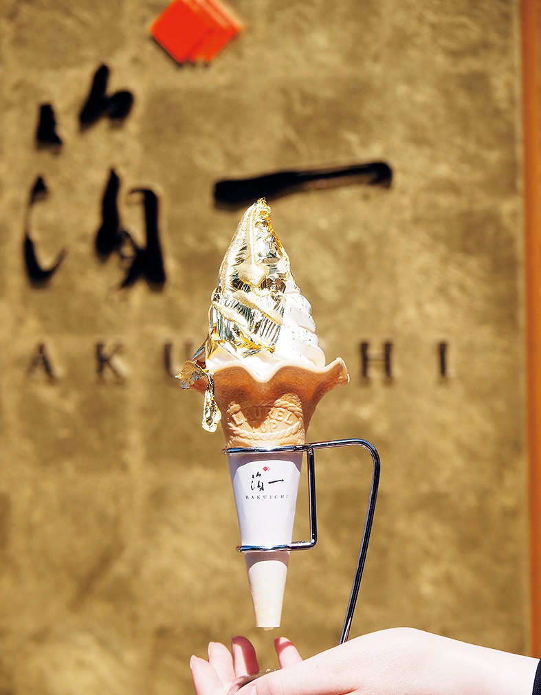 金沢城兼六園商店会「箔一　兼六園店」の「かがやき金箔ソフトクリーム」