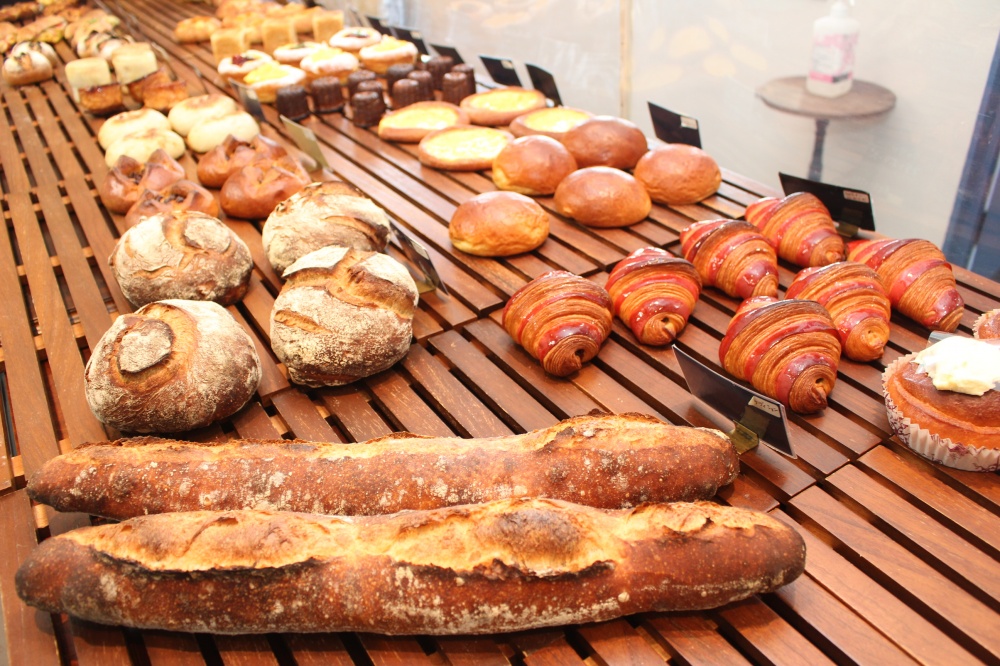 杜の里商店会の人気のパン屋さん「Boulangerie Parikana」 店内のパン