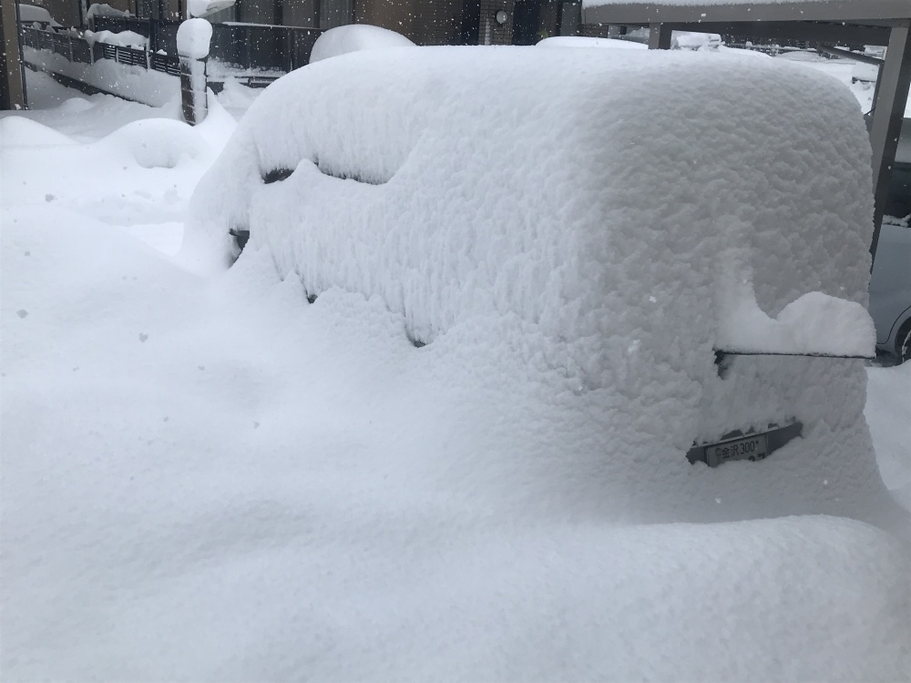 金沢で積雪65cm、クルマが雪に埋まる