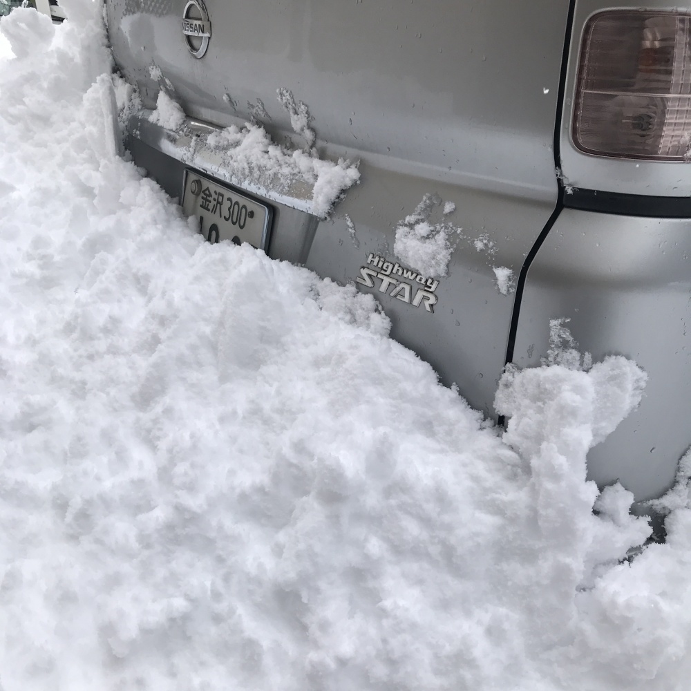 クルマの排気口が雪に埋まって危険