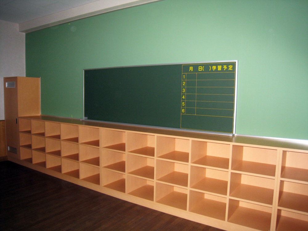 「ツジヨシ」小学校の収納家具と掲示板の取付例