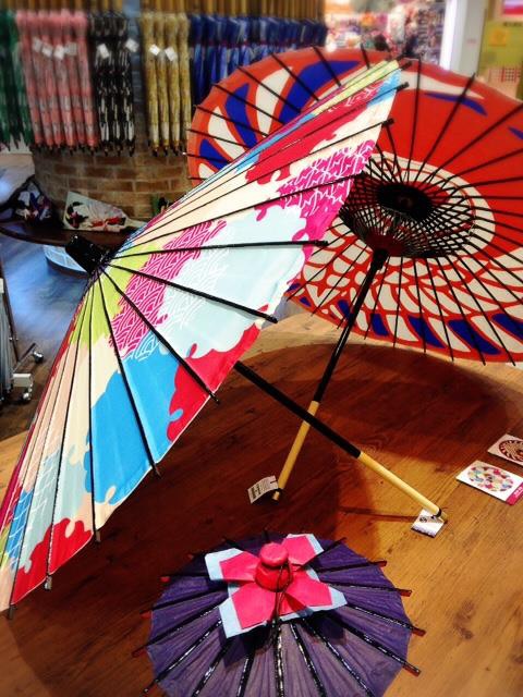 日本の伝統的な番傘や和傘をアレンジしたものまで お洒落な傘屋さん いいじ金沢