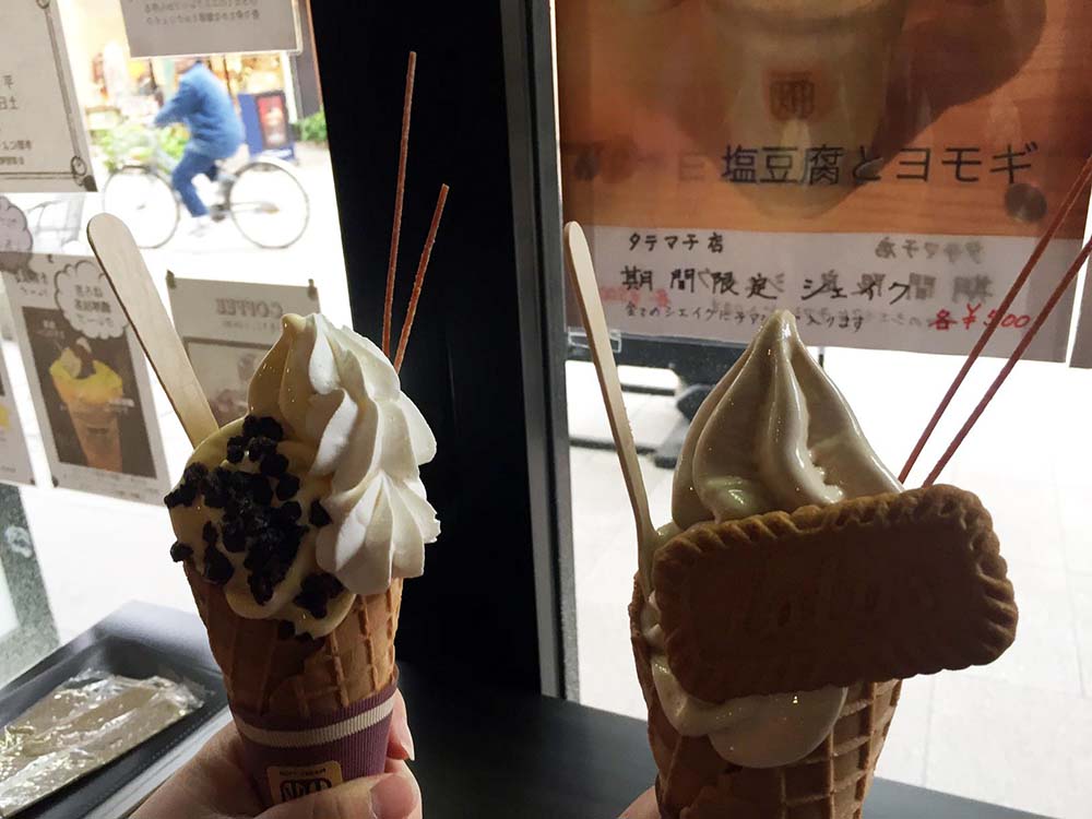 タテマチストリートの真ん中あたりにあるソフトクリームとクレープのお店「CHILL OUT \u0026 ソフトクリーム畑」。たくさんのソフトクリーム、クレープが載った看板が目印