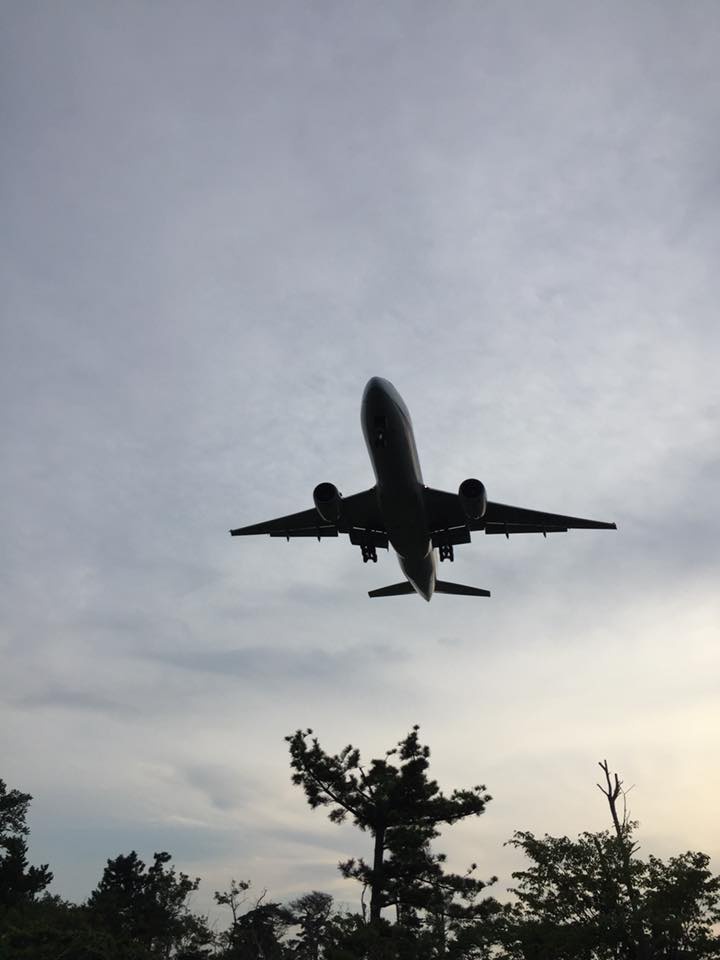 おでかけ 飛行機着陸シーンを大迫力で見られる小松の穴場 いいじ金沢