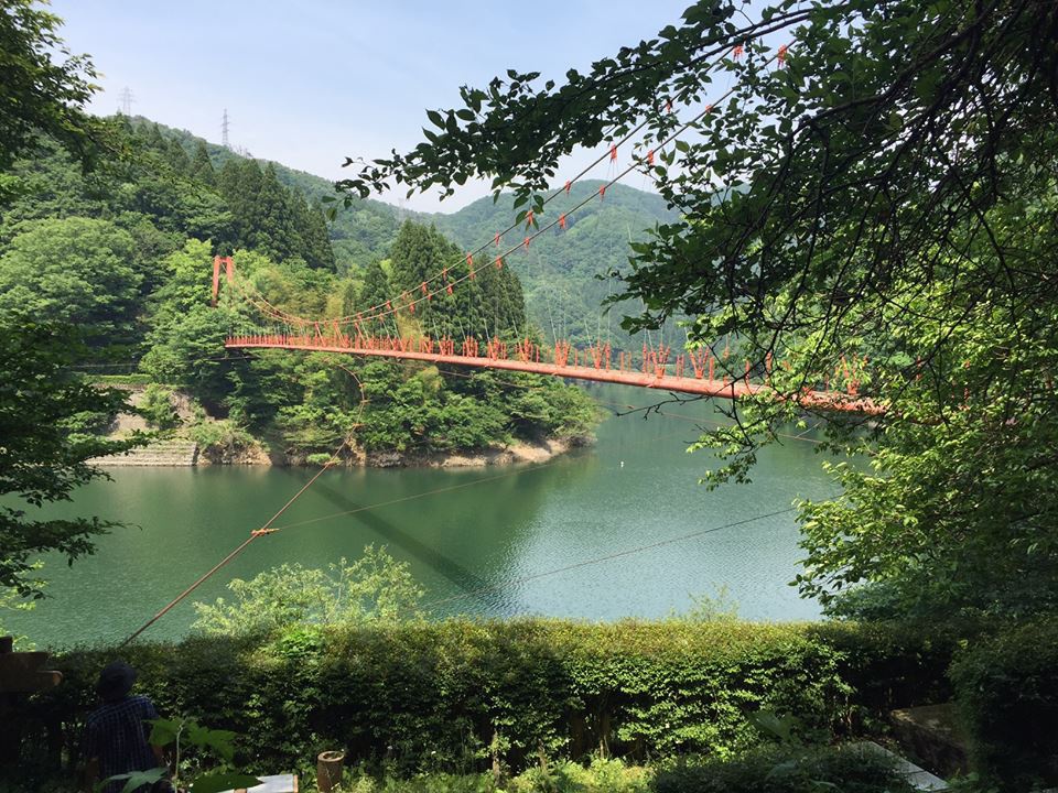 緑に映える赤い吊橋 いいじ金沢