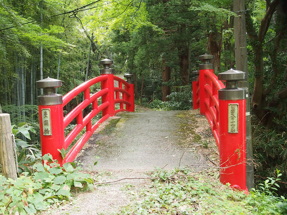 まちネタ カーブの下に見える 謎の赤い橋 いいじ金沢