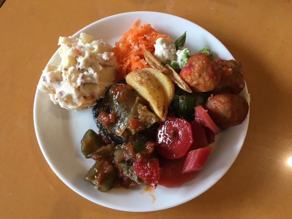 「イタリアンカフェぶどうの木」ランチのサラダと前菜(食べ放題)