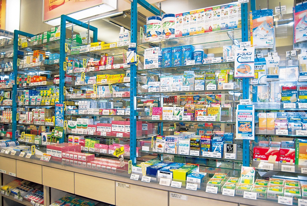 「吉野薬局」一般用医薬品の陳列棚