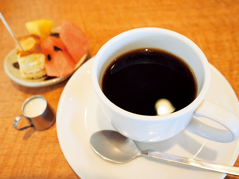 「喫茶 白鳥」コーヒー450円はスイーツ付き