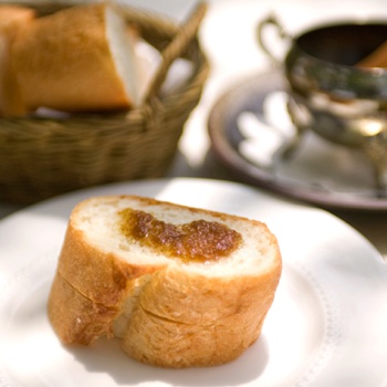 「焦し玉葱のオイル仕立て」をかけたパン