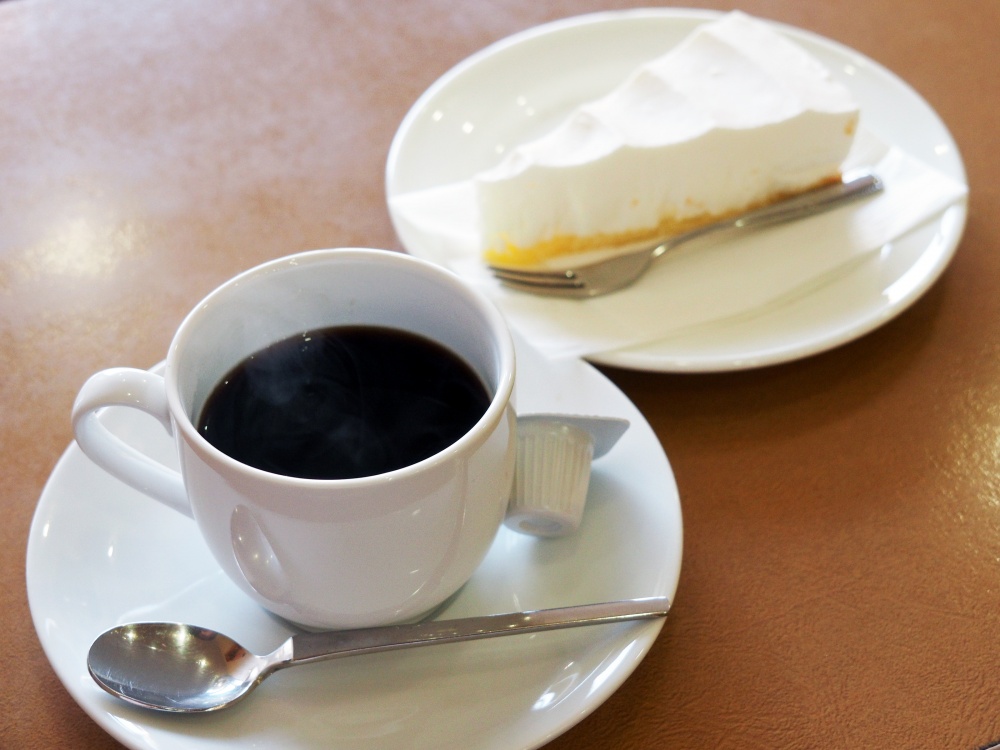 「珈琲館」のブレンドコーヒーとレアチーズケーキ
