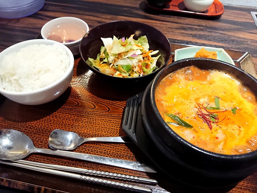 韓国料理 寒い日のランチはグツグツ ハフハフ 旨辛スープのスンドゥブで決まり いいじ金沢