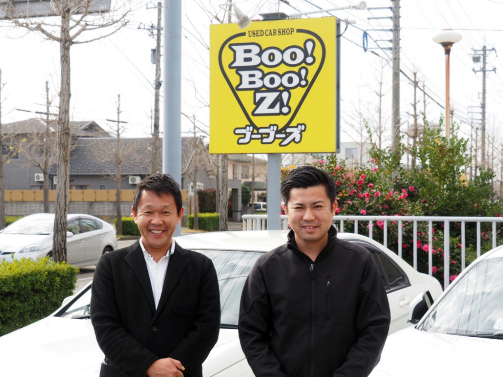 中古車販売店「BOO BOOZ」オーナーの松本さん、 専務の船山さん