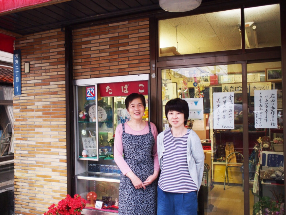 「表たばこ店」店主の表 美津子さん（左）、裕子さん
