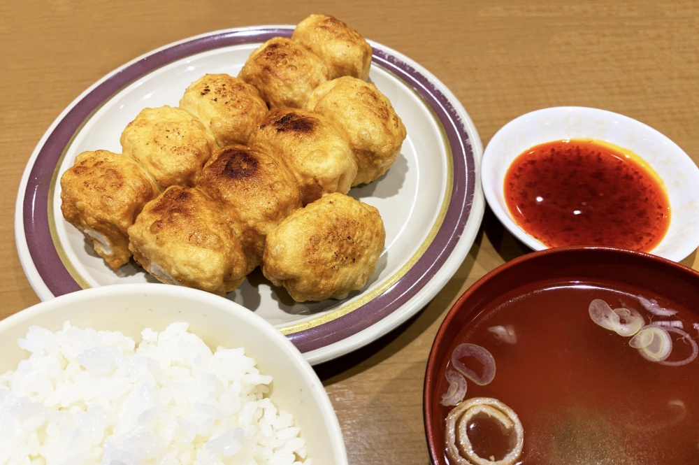 「第７ギョーザの店」のホワイト餃子定食