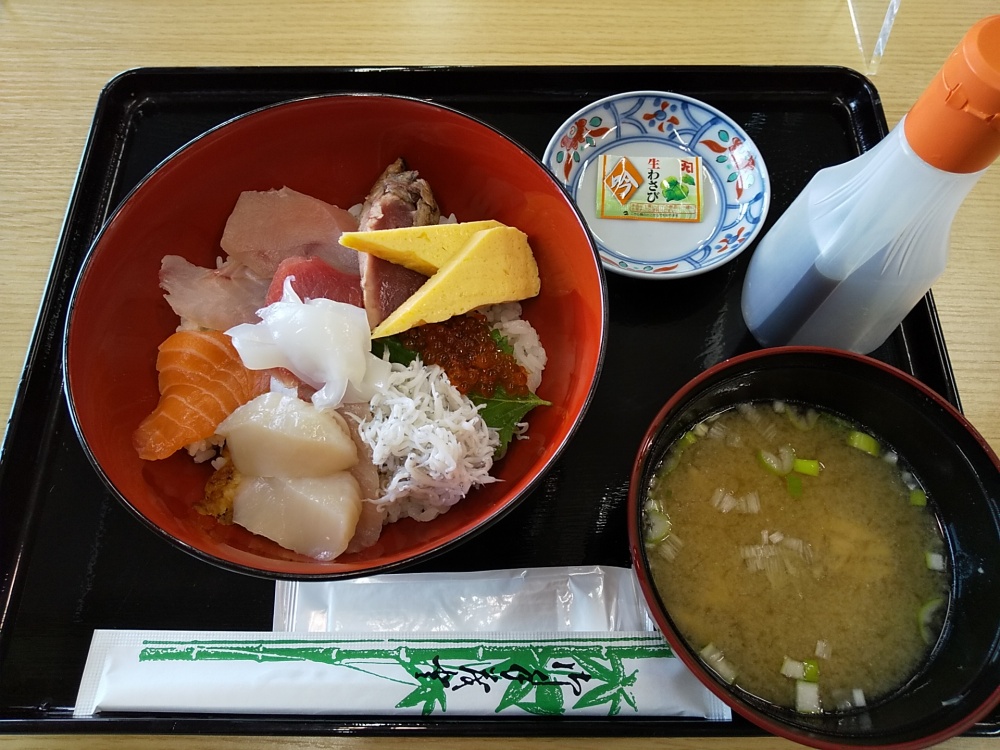 金沢港いきいき魚市「鮮魚うおまる」の「海鮮丼」