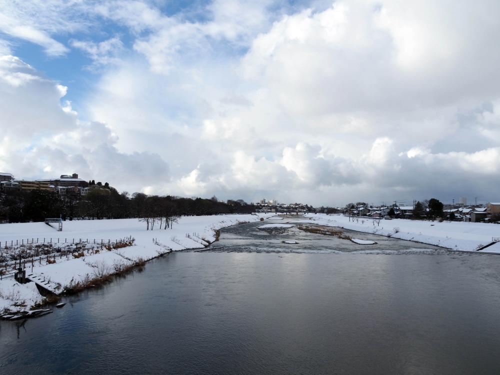 「雪見橋」から見た雪化粧の犀川