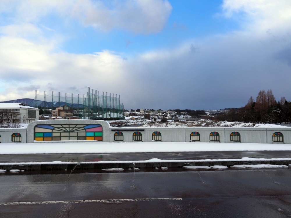 「雪見橋」の橋桁と犀川