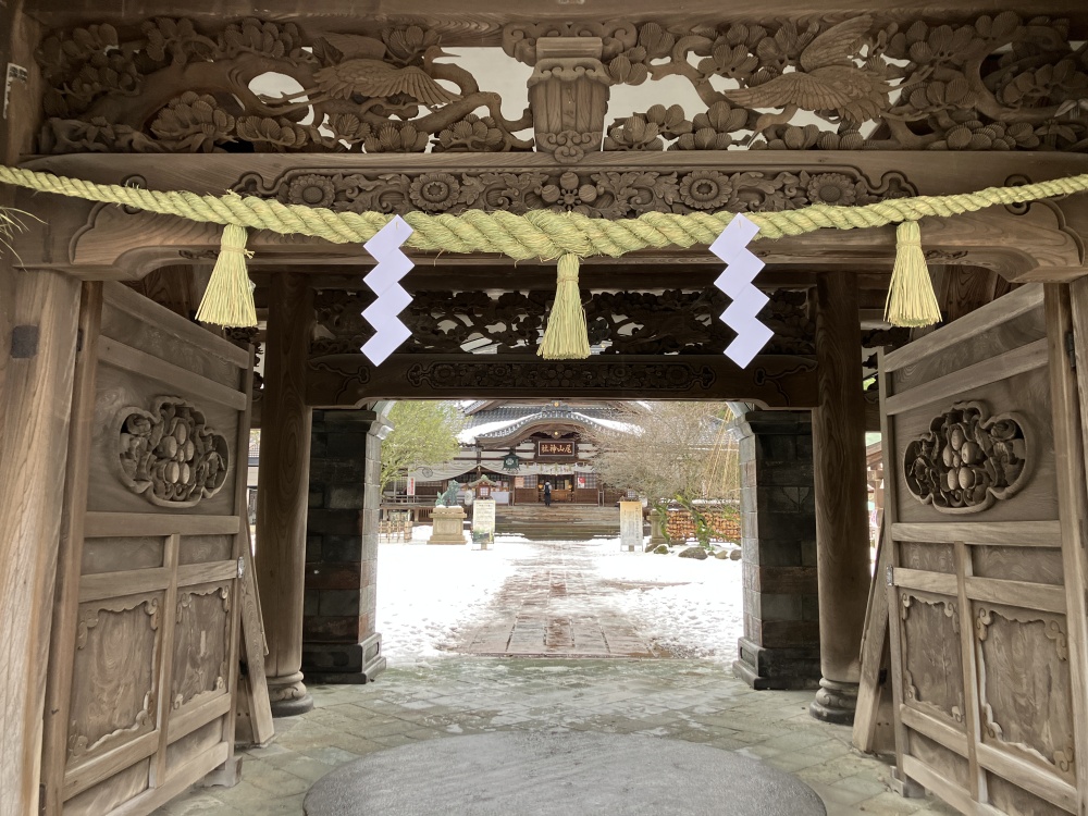 尾山神社神門のしめ縄取り替え