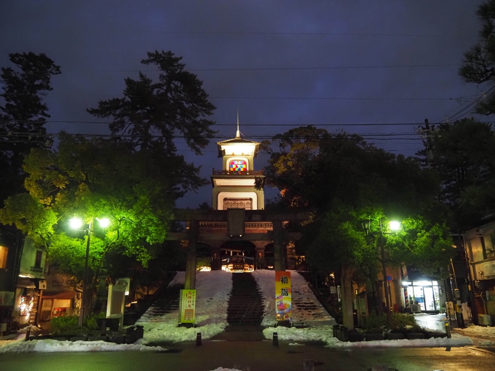 「尾山神社」の正面から見た鳥居と神門