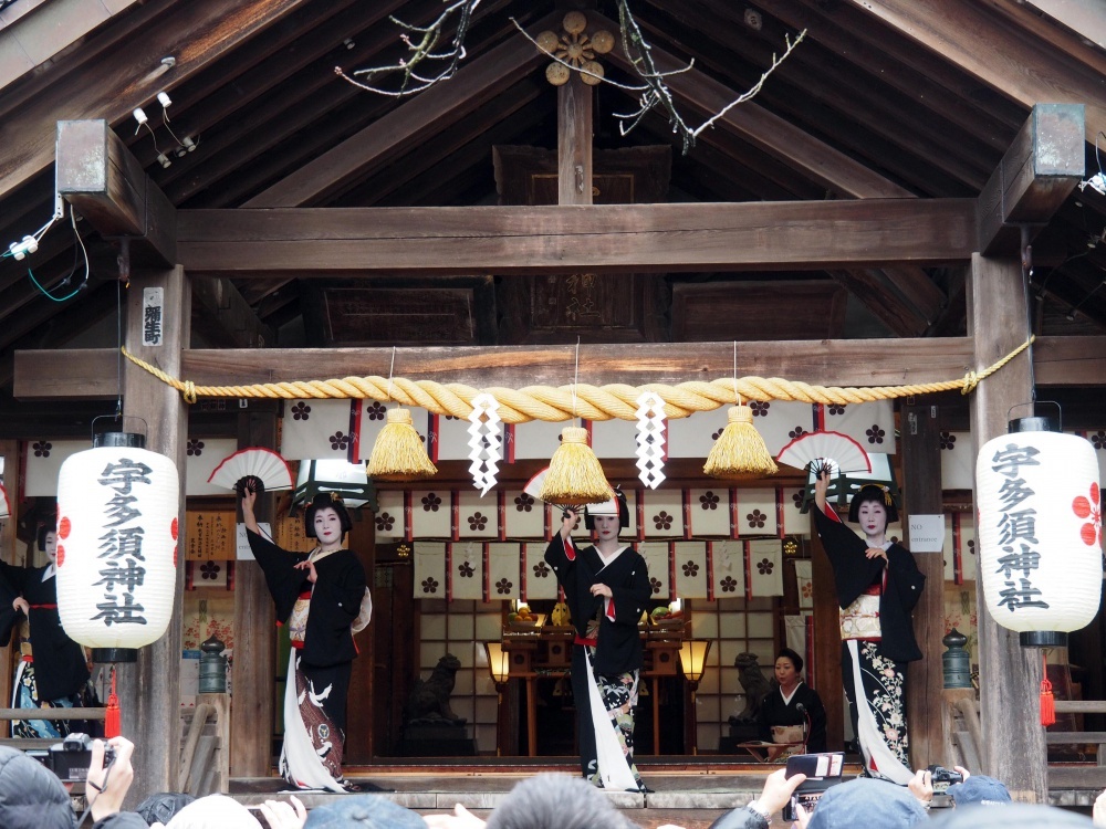 宇多須神社「節分祭」の芸妓による奉納演舞