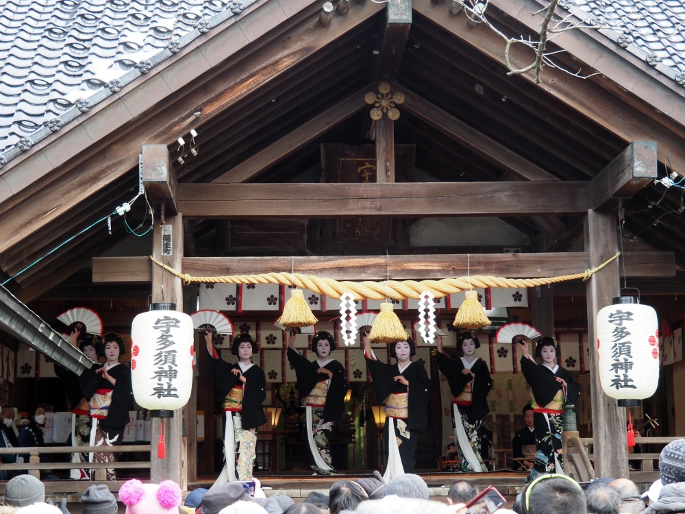 宇多須神社「節分祭」での芸妓の奉納舞い