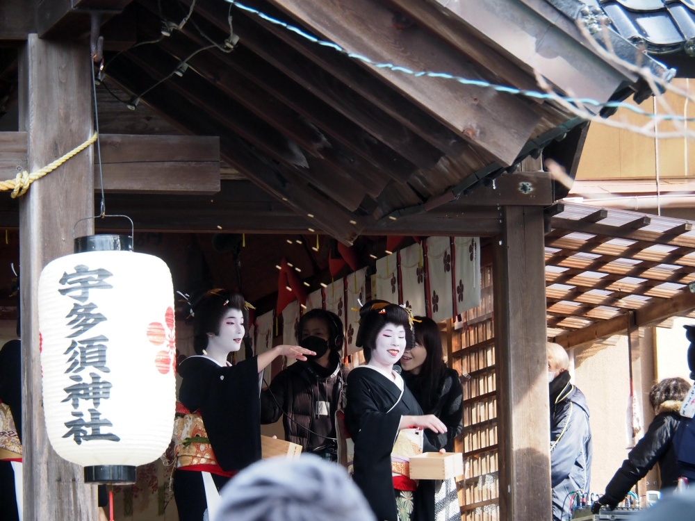 宇多須神社「節分祭」での芸妓による豆まき