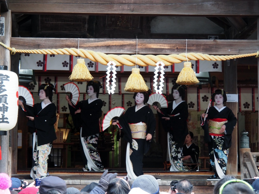 宇多須神社「節分祭」での芸妓の奉納舞い