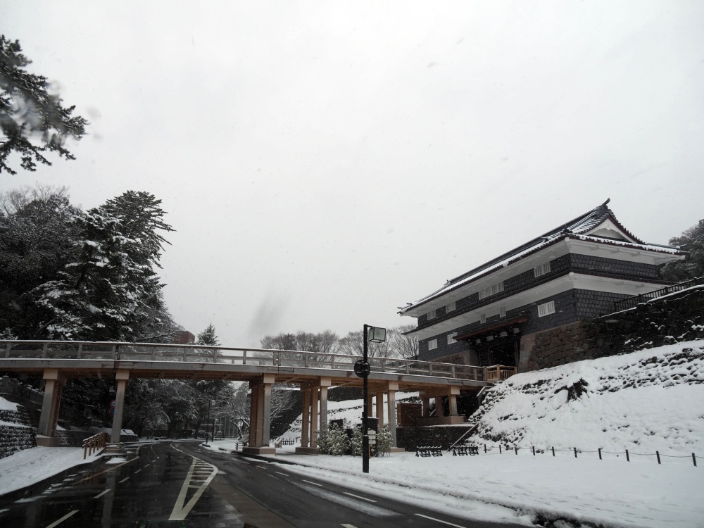 雪化粧した鼠多門と鼠多門橋