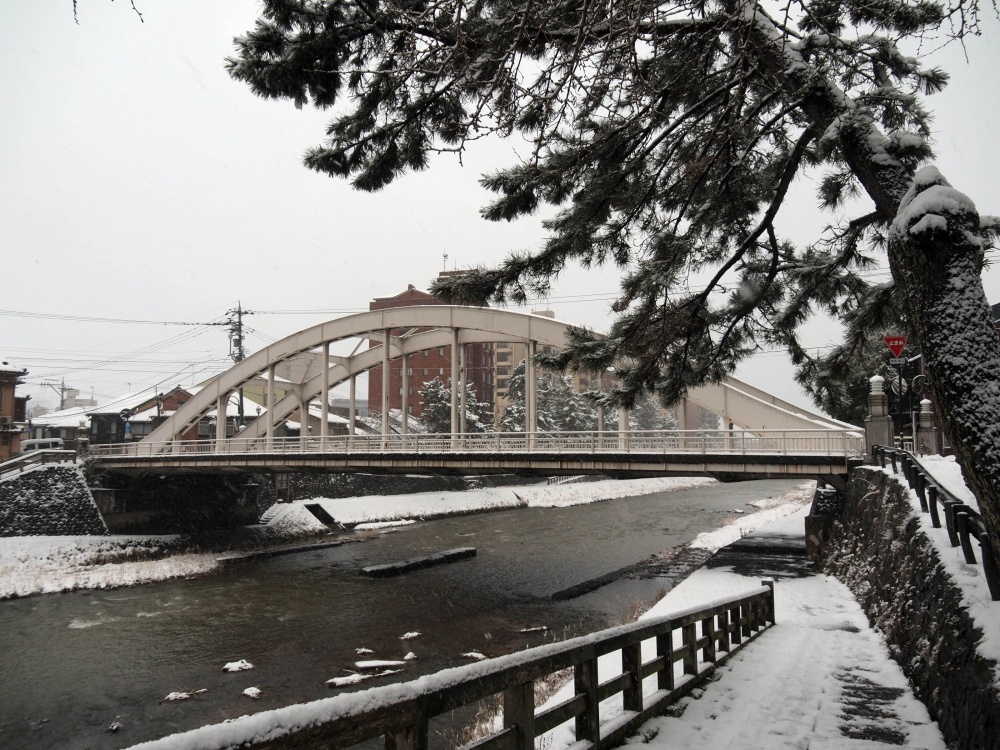 雪化粧した天神橋