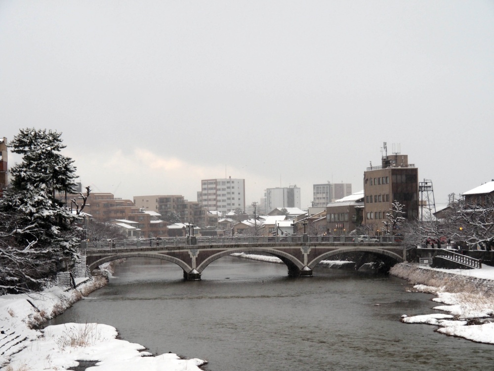 雪化粧した浅野川大橋
