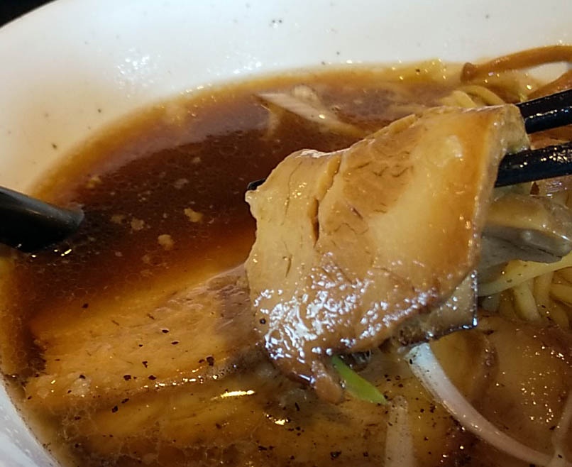 「麺屋 飛花」の醤油ラーメン煮玉子焼豚付き