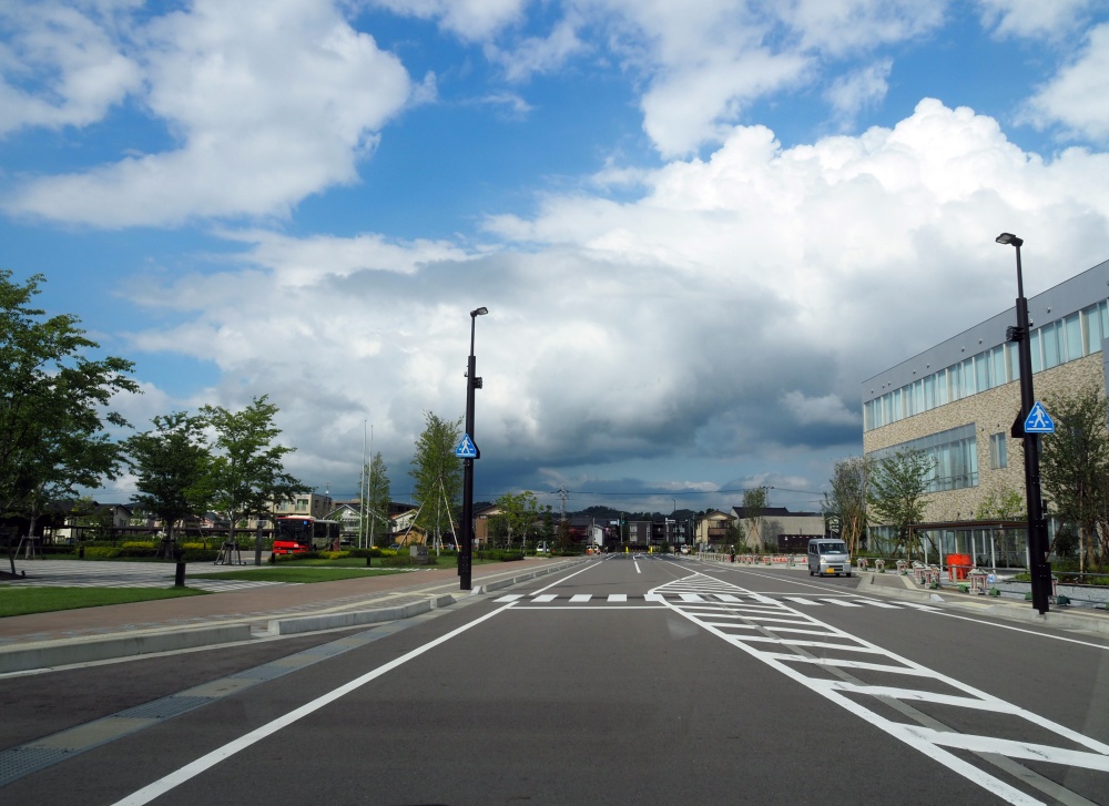 石川県立図書館前の道路