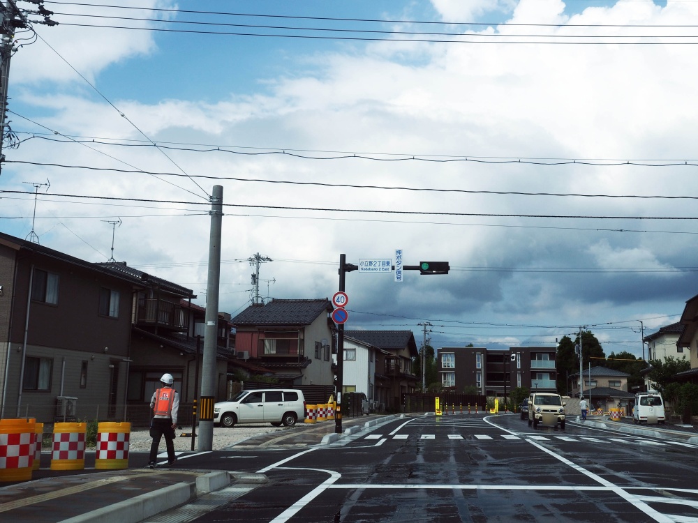石川県立図書館前の道路
